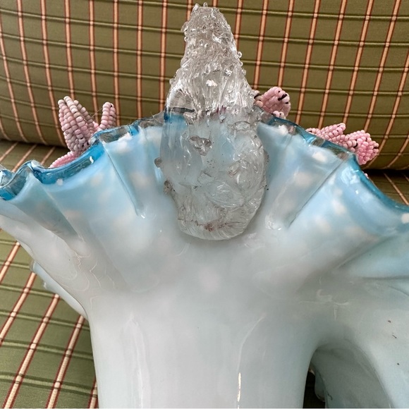 Art Glass basket with clear “drip” handle, crimped edge & beaded pink flowers. - Picture 9 of 12